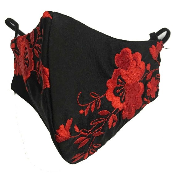 Mascarilla bordada. Color negro bordada en rojo, blanco