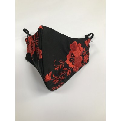 Mascarilla bordada. Color negro bordada en rojo, blanco
