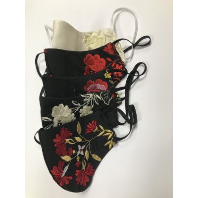 Mascarilla bordada. Color negro bordada en rojo, blanco