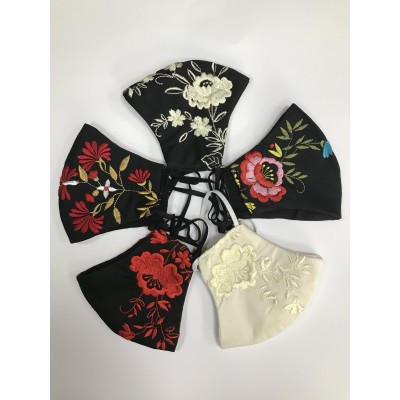 Mascarilla bordada. Color negro bordada en rojo, blanco