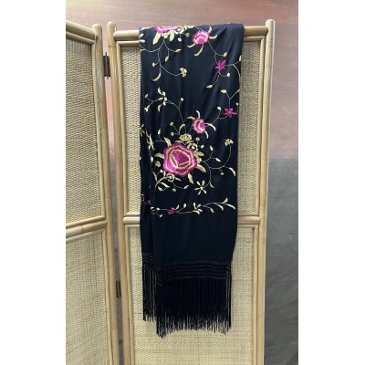 Mantón negro con flores rosas