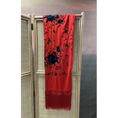 Mantón rojo con flores negras