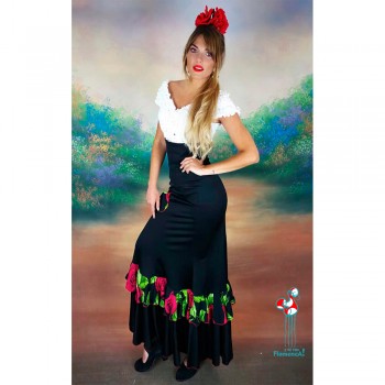 Falda de ensayo flamenca con flores y camisa blanca