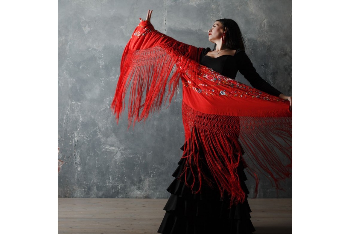  ¿Por qué las flamencas eligen llevar un mantón de manila con sus trajes?